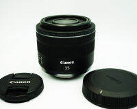 Canon RF 35mm f1.8 IS Macro STM เป็นเลนส์มุมกว้างขนาดกลางที่ออกแบบมาสำหรับระบบมิเรอร์เลสของ Canon EOS R มีรูปทรงกะทัดรัด น้ำหนักเบา พกพาสะดวก สามารถจับภาพมุมกว้าง 35 มม. และมีกำลังขยาย 0.5 เท่า เหมาะสำหรับการถ่ายภาพทั่วไปในชีวิตประจำวันรวมถึงภาพมาโคร ขนา