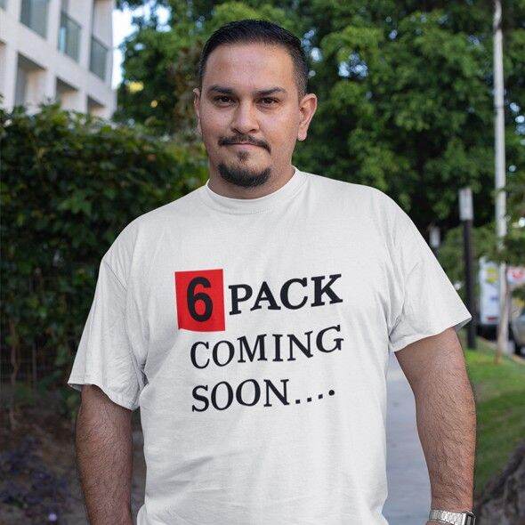 การออกแบบเดิมเสื้อยืดผู้ชาย-เสื้อไซส์ใหญ่-สกรีนแฟชั่น-six-pack-coming-soon-เสื้อคนอ้วน-xl-ถึง-4xl-5xl-รอบอก-60-นิ้ว-cotton-100s-5xl