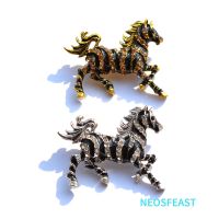 【YF】 Broche Rhinestone Horse Jóias Clássicas Bonito Cor Dourada Pin do Peito Presentes de Vestuário Diários Ternos Acessórios Senhoras