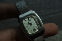 นาฬิกา Vintage มือสองญี่ปุ่น SEIKO 2205 3021 ระบบ AUTOMATIC UNISEX ทรงกลม UFO กรอบเงิน หน้าเทา หน้าปัด 26mm สายสแตนเลสแท้ ใช้งานได้ปกติ สภาพดี ของแท้ ไม่กันน้ำ