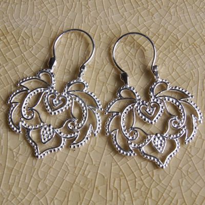 Thai design earrings flower sterling white silver สวยเด่น สดุดตา ลวดลายไทย น่ารักทำจากมึอลวดลายไทยตำหูเงินสเตอรลิงซิลเวอร ขาว สวยของฝากที่มีคุณค่างาม