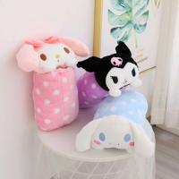 (ร้อน) Sanrio ของเล่นตุ๊กตาผ้าห่มหมอน Kawaii Kuromi Melody Cinnamoroll แบบพกพาเที่ยงนอนผ้าห่มเด็กที่เดินทางมาพักผ่อนผ้าห่มผ้าขนหนู