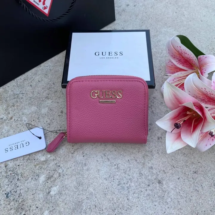 กระเป๋าเงินใบสั้น มีซิป GUESS KAMRYN SMALL WALLET ด้านหน้าตกแต่งชื่อ