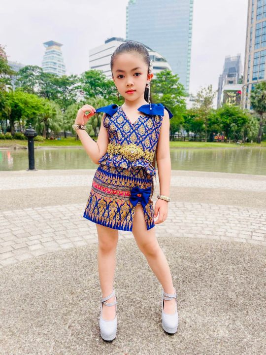 ชุดไทยเด็กเสื้อแขนกุดคอv-กระโปรงผ่าหน้าผ้าไทยพิมพ์ทองนู้นอย่างดี