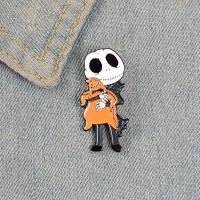 [Lovely Cute] creative alloy dripping oil brooch skeleton doll little man hugging badge