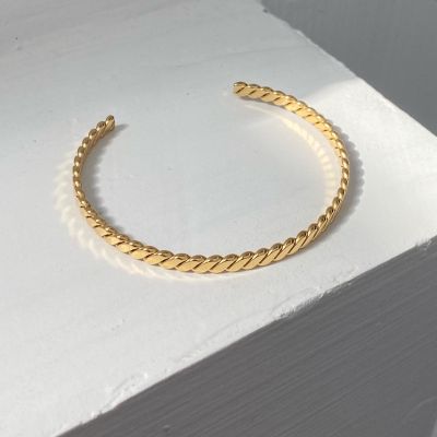 MNB - Gold twist bracelet | ข้อมือสีทอง วัสดุไทเทเนี่ยม บริการเก็บเงินปลายทาง