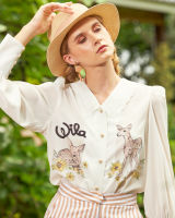 Wila-Mule Shirt เสื้อเชิ้ตสีขาวตัวตรงยาว แขนยาวพอง ปกลูกไม้ ช่วงหน้าพิมพ์ลายในธีม Deer Darling และ Wila Logo กระดุมผ่าหน้า เนื้อผ้าบางเน้นใส่สบาย ไม่มีซับใน