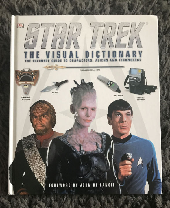 หนังสือ-star-trek-the-visual-dictionary-หนังสือพจนานุกรมภาพ-ปกแข็ง-มือ2