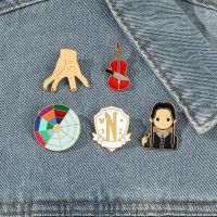 【LZ】✜✤❀  Friday addams-Esmalte Pin Decorações Fontes Do Partido Do Aniversário Cosplay Broche Badge Charm Acessórios para Meninas Presentes para Crianças