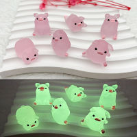 Mongin 2pcs Luminous MINI เรซิ่นหมูรถแดชบอร์ดของเล่นตุ๊กตาภาพตกแต่งบ้านสวนตกแต่ง