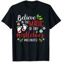 NICU พยาบาล Believin Magic Tiny Mistletoe คริสต์มาสเสื้อยืดกราฟิก Tees ผู้หญิง Tops