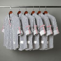 Thom Browne เสื้อเชิ้ตแขนยาวบางลำลองลายขวาง TB,เทรนด์ใหม่ฤดูใบไม้ร่วงคู่รักสำหรับทั้งหญิงและชายเสื้อแขนครึ่งแขน U.S.A 2023