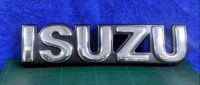 ⭐️ โลโก้ หน้ากระจัง อีซูซุ ทีเอฟอาร์ ปี 1987-1992 **อักษรสีชุบพื้นดำ** โลโก้หน้ากากตรงรุ่นรถ โลโก้หน้ากาก อักษรหน้ากาก ISUZU TFR 1987-1992 CHROME