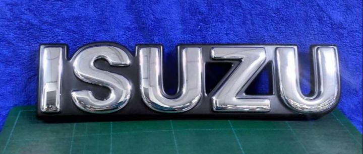 โลโก้-หน้ากระจัง-อีซูซุ-ทีเอฟอาร์-ปี-1987-1992-อักษรสีชุบพื้นดำ-โลโก้หน้ากากตรงรุ่นรถ-โลโก้หน้ากาก-อักษรหน้ากาก-isuzu-tfr-1987-1992-chrome