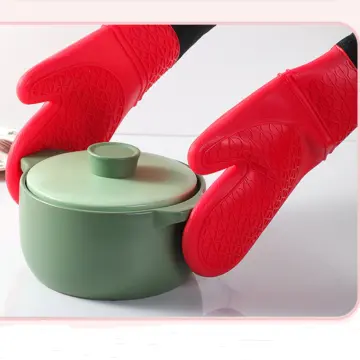 The Homwe Silicone Oven MItts Are 32% Off at