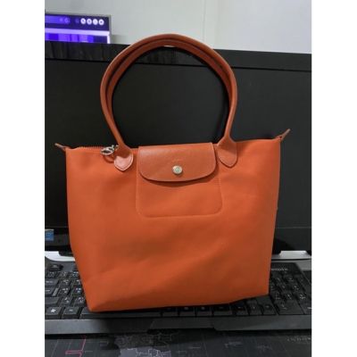 กระเป๋าแบรน longchamp แท้ มือสอง สภาพ 95 % ไซ m หูยาวหนังแท้จ้า