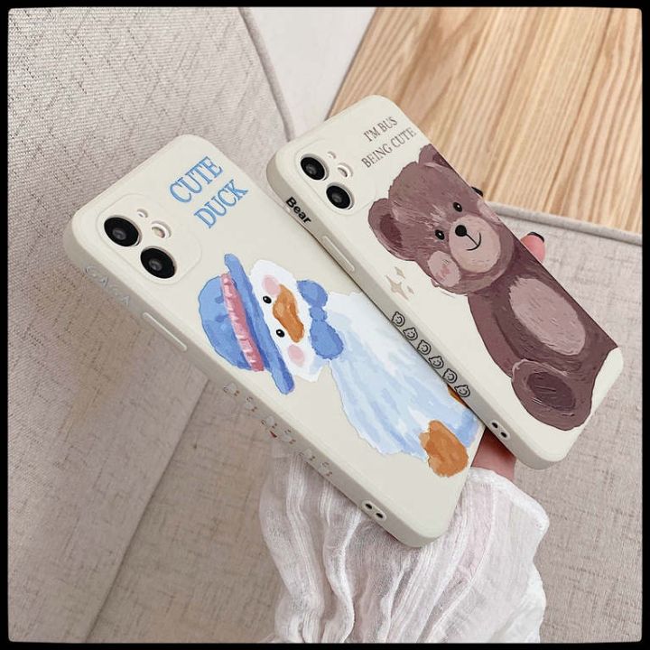 tiktokเน็ตเรดลูกเป็ดหมีน้อย-เคสapple11-เคสลายแถบข้าง-เคสไอโฟน11-เคสไอโฟน7พลัส-ซิลิโคนนิ่มขอบตรง-เคส-12-pro-max-xsmax-xr-xs-8-7-6-6s-plus-se2020-case