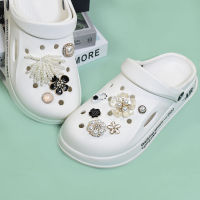 ขวดน้ำหอม No.5สไตล์หรูหรา Crocs Jibbitz เครื่องประดับ DIY รองเท้าแบบมีรูระบายรองเท้าโลหะผสมไข่มุกพู่ดอกไม้อุดตันตกแต่งสำหรับ Crocs