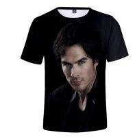 [Hagoya Stationery Stor] ทีวีซีรีส์ The Vampire Diaries Damon Salvatore Elena Gilbert Stefan Salvatore 3D เสื้อยืดผู้ชาย/ผู้หญิงแขนสั้นเสื้อยืดเสื้อผ้า