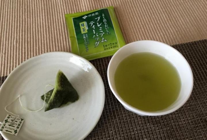 พร้อมส่ง-หมดอายุ-11-2023-ชาเขียวญี่ปุ่นพรีเมี่ยม-ซองปิรามิด-20-ถุง-itoen-japanese-green-tea
