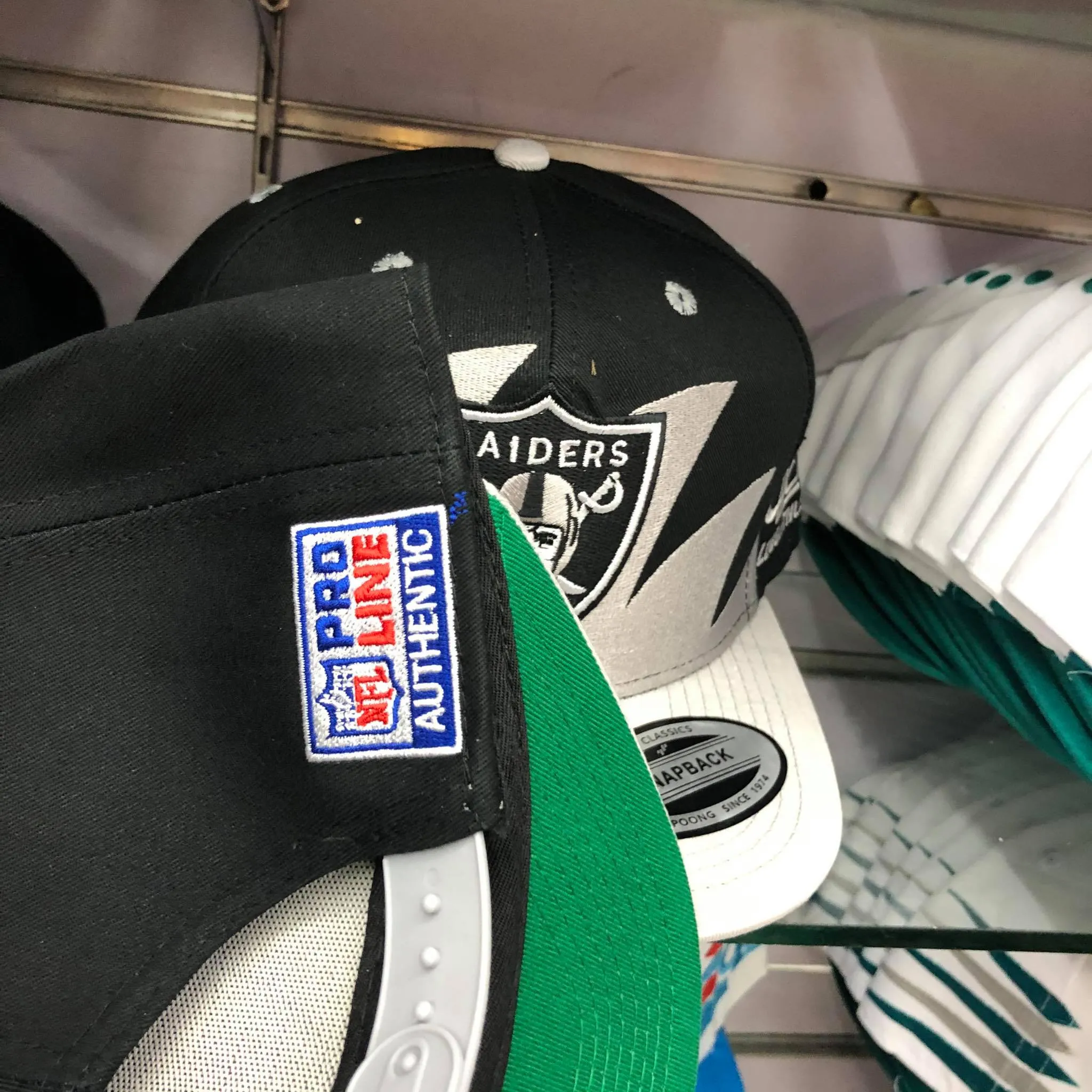 Los Angeles Raiders NFL Mitchell & Ness Snapback, Men's Fashion, Watches &  Accessories, Cap & Hats on Carousell