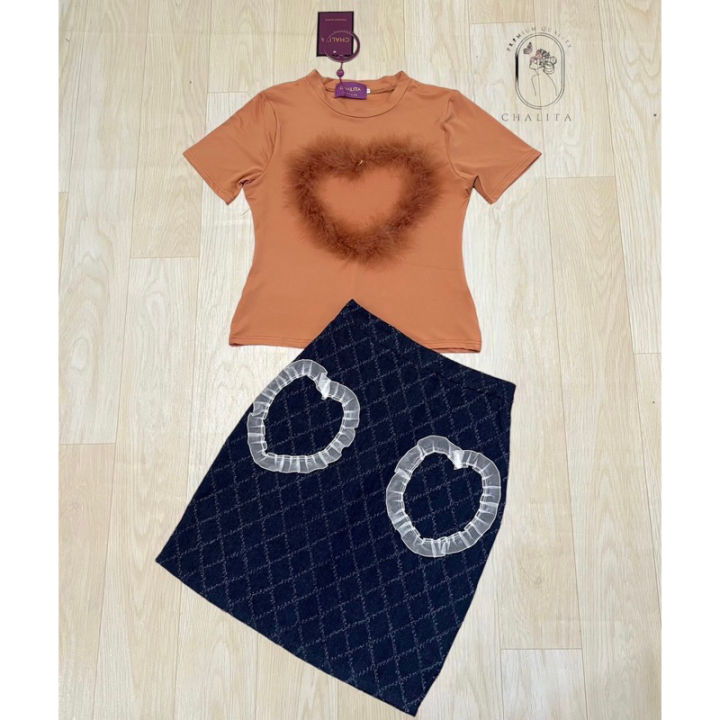 ชุดกระโปรงยีนส์-เสื้อขนนกหัวใจ-chalita