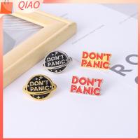 QIAO 4Pcs โลหะผสมอัลลอยด์ อย่าตื่นตระหนกเข็มกลัด เครื่องประดับแฟชั่นเครื่องประดับ การตกแต่งเสื้อผ้า หมุดเคลือบเอนาเมล สร้างสรรค์และสร้างสรรค์ ตรากระเป๋าแจ็คเก็ต ของขวัญสำหรับเด็ก