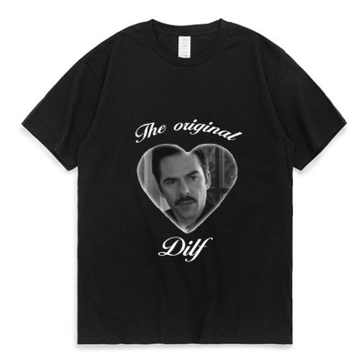 แขนสั้นโอเวอร์ไซส์เสื้อยืดแขนสั้น ผ้าฝ้าย พิมพ์ลาย Charlie The Original Dilf แฟชั่นฤดูร้อน สําหรับผู้ชาย และผู้หญิง XS-4  RAKU