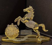 Quà tặng - Tượng ngựa mạ vàng đính đá và đồng tích hợp đồng hồ tiện lợi