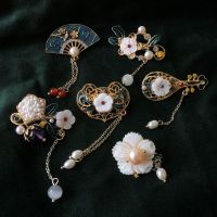 Fashion Vintage Geometric Flower Pearl Brooches Pins Tassel Chain with Pendant Freshwater Pearls Women Costume Clothes Brooch Jewelry