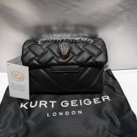 Kurt Geiger กระเป๋าสำหรับผู้หญิงกระเป๋าถือสีดำตกแต่งโลหะขนาดกลางเย็บปะติดปะต่อกัน2023 PU กระเป๋าสะพายหนังใหม่ใน