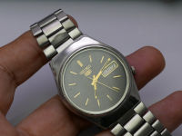 นาฬิกา Vintage มือสองญี่ปุ่น Seiko 5 Five ระบบ Automatic Day Date 7009 2061 ผู้ชาย ทรงกลม กรอบเงิน หน้าปัดสีดำลาย หน้าปัด 35มม. สายสแตนเลสใช้งานได้ปกติ สภาพดี ของแท้ ไม่กันน้ำ