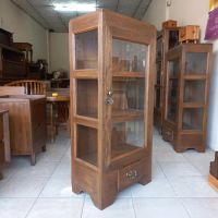 ตู้หนังสือไม้สัก ตู้โชว์กระจก (teak glass display cabinet) ประตูเปิด บานเดี่ยว ขนาด กว้าง50xลึก30xสูง110 Cm มี 1 ลิ้นชัก 3 ชั้น  สีโอ็ค