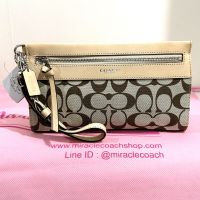 กระเป๋าคล้องมือ COACH แท้ ผ้าลาย Signature สายคล้องมือหนังแท้ รุ่นหรูจาก Shop ใส่โทรศัพท์ได้ Coach 51071 Legacy Signature Large Wristlet Vachetta