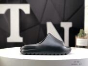 Nâng cao phong cách hàng ngày với Sandal Adidas Adilette và Yeezy Slide