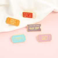 ตลกอ้างเคลือบ Pin Badge ตั๋ว VIP Pass Magic Shop เข็มกลัดสำหรับแฟนๆเพื่อนการ์ตูน Lapel Pins เครื่องประดับ Gift