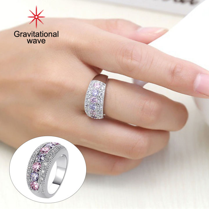 แหวนคริสตัลเทียมฝังด้วยไฟฟ้าสำหรับผู้หญิงเครื่องประดับอัญมณีแหวนใส่นิ้วคลื่นความโน้มถ่วง