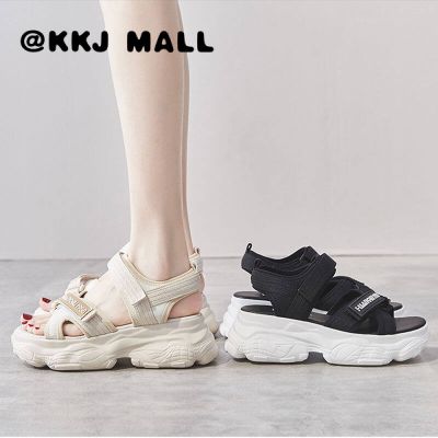 KKJ MALL รองเท้าเเตะ รองเท้าแตะกีฬาสำหรับนักเรียนหญิงเวอร์ชั่นเกาหลีฤดูร้อนปี 2021 รองเท้าแตะเวลโครพื้นหนาใหม่ new