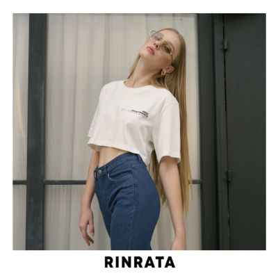 RINRATA - Rich T-Shirt เสื้อยืด คอกลม ครอป สั้น สกรีนลาย เสื้อครอป สีขาว เสื้อยืดสีขาว ไหล่ตก เสื้อไหล่ตก Oversize