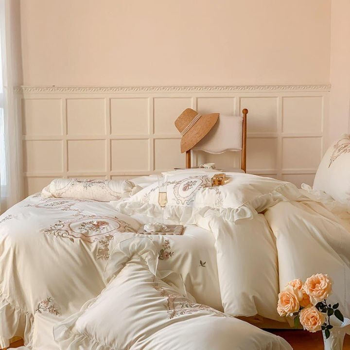 ชุดเครื่องนอน2ใบผ้าปูเตียงกล่องบรรจุขนาดใหญ่ราชินีคู่หรูหราปักลายดอกไม้ผ้าห่มนวมแบบฟูเก๋ไก๋สีขาวพีช