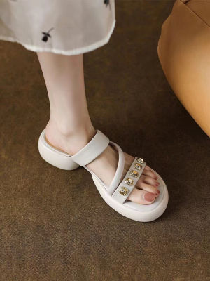 รองเท้าแตะส้นหนาของผู้หญิงรองเท้าแตะไม่มีส้นหนาประดับหมุดย้ำผิวหนังชุ่มชื้นนุ่ม