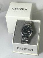 CITIZEN FORMAนาฬิกาควอทซ์จากญี่ปุ่นแท้ตัวเรือนและสายสแตนเลสหน้าปัดสีดำตัวเลขอารบิคกระจกกันรอยสำหรับชายหญิงมีวันและวันที่มือสองสภาพดี