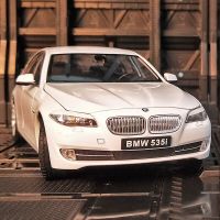 แบบจำลอง1:24 BMW 535I เครื่องประดับโมเดลโลหะรถโลหะผสม Kado untuk Sahabat เด็กคอลเลกชันรถของเล่นคริสต์มาส