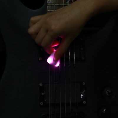 ；。‘【； 1Pcs Triangular Guitar Pick LED Glowing Picks White/Pink/Green For Electric Guitar Bass Accessories