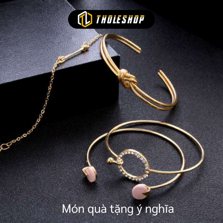 Combo vòng tay hình mũi tên: Thật tuyệt vời khi sự hợp tác như một cặp đôi được tạo ra bởi combo vòng tay hình mũi tên. Với thiết kế tinh tế và thanh lịch, vòng tay này sẽ thêm nét cuốn hút đến bức ảnh của bạn.