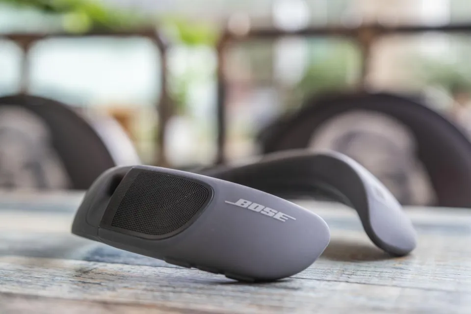 BOSE SOUNDWEAR Companion Speaker Speaker can wear neck-hanging