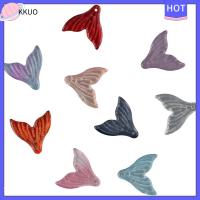 KKUO เครื่องรางแก้วทรงหางปลาผสมสีแบบสุ่ม100ชิ้น,เครื่องรางแก้วคริสตัลเพ้นท์สีใสมีอุปกรณ์ทำเครื่องประดับ DIY จำนวน100ชิ้น