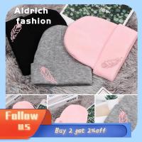 ALDRICH FASHION อ่อนนุ่ม หมวกถักใบไม้ หมวกถักโครเชต์ หมวกถัก หมวกปักขนนก หมวกบีนนี่ผ้าฝ้ายผู้หญิง หมวกอุ่น