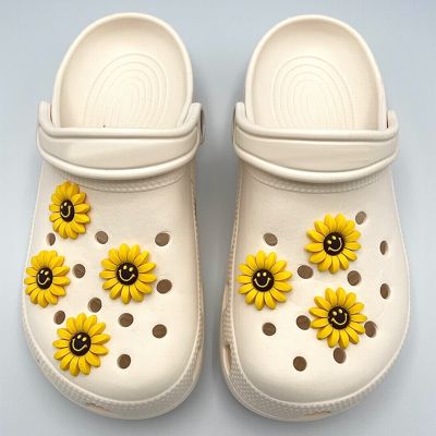 1PCS Cute Cartoon Sunflower Shoe Charms DIY Decoration For Croc Shoe Kids Gift PVC Croc Jibz Shoe Buckle Fashion Accessories