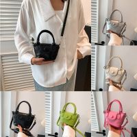 ADOP พียู PU กระเป๋าสะพายไหล่เดียว สีทึบทึบ กระเป๋าสี่เหลี่ยมเล็ก กระเป๋า Crossbody ลำลองแบบสบายๆ แบรนด์แฟชั่นฝรั่งเศส กระเป๋าโท้ท สาวๆ